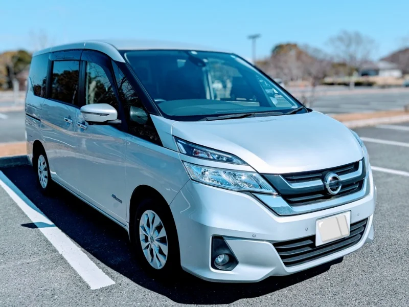 駐車場に停められたシルバーの日産セレナミニバン